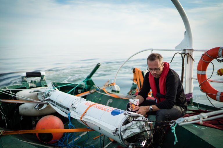 Guidance Officer (GUIDO) Nyboe at a reflective moment by Nexø I, cup noodles in hand. Photo: Thomas Pedersen.